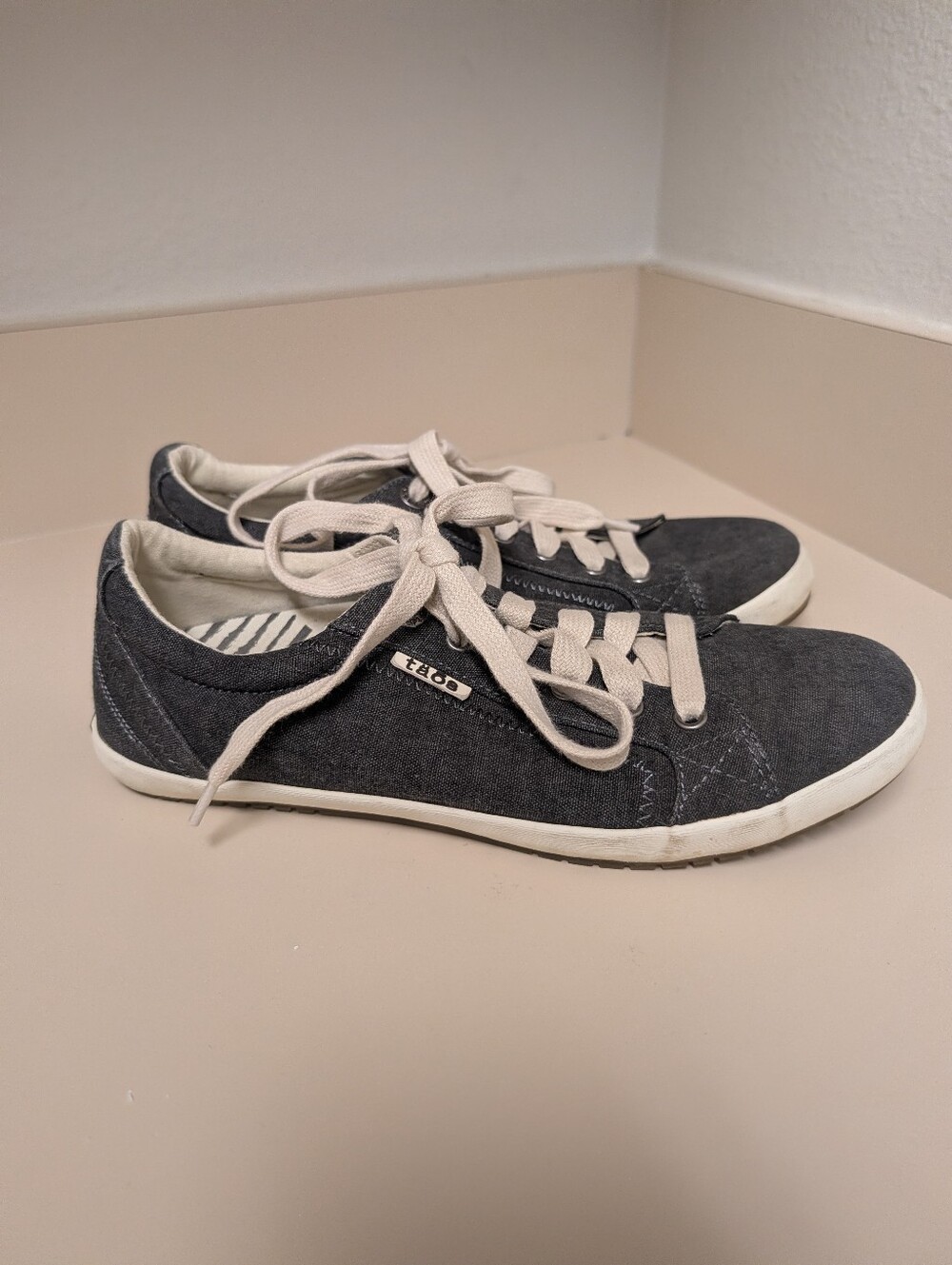 Taos Star Low Profile Canvas Sneakers Size 8.5